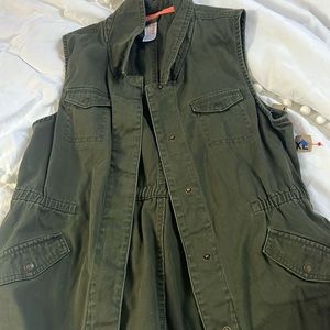 The color is a dark green. It’s for kids.